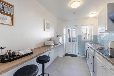 A06 - 4 Mayflower Court, Dartmouth, North Embankme