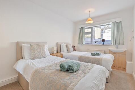 A11 - 4 Mayflower Court, Dartmouth, North Embankme