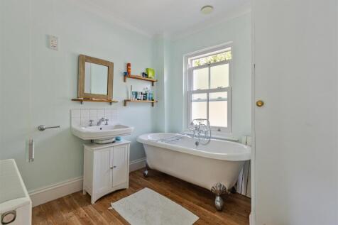 19 Bathroom 16 Fairview Road, Dartmouth - 240821.j