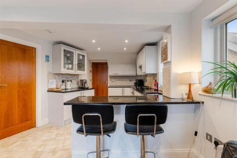 A21 - 6 Endsleigh Court, Stoke Fleming - 251111.jp