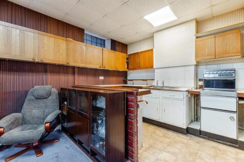 A12 - 18 South Ford Road Dartmouth - 251112.jpg