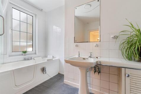 A23 - 18 South Ford Road Dartmouth - 251112.jpg