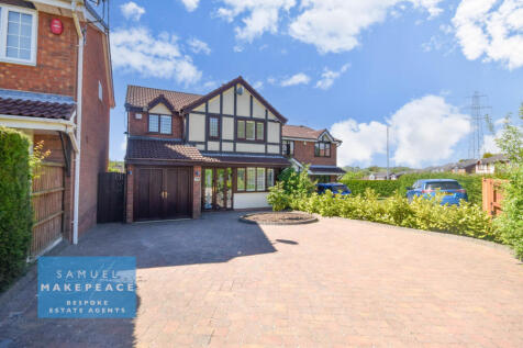Four Bedroom Detached Property with Garage and Dr
