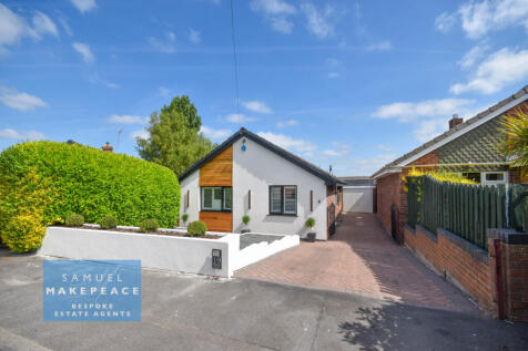 Spectacular Two Bedroom Detached Bungalow - Corne