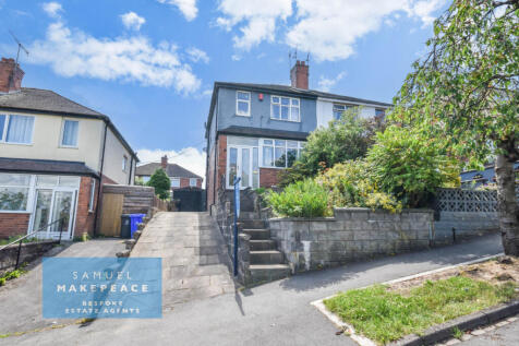 Three Bedroom Semi-Detached Property with a Detac