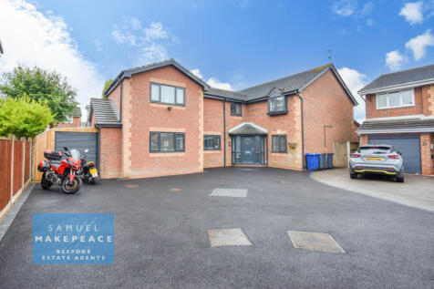 Five Bedroom Four Bathroom Detached End of Cul De