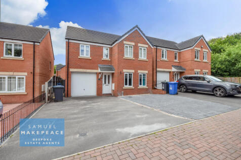 Four Bedroom Detached House on a Private Driveway