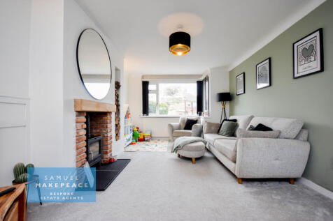 Three Bedroom Semi-Detached Property with Open-Pl