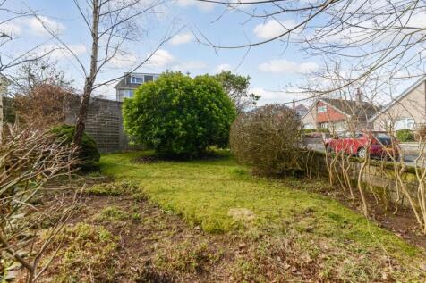 Mature garden to side 