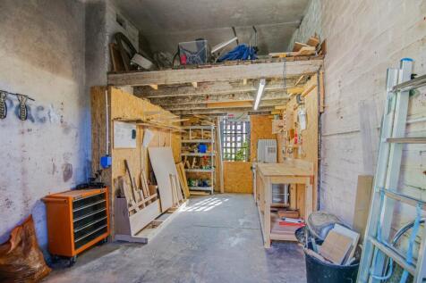 Garage / workshop