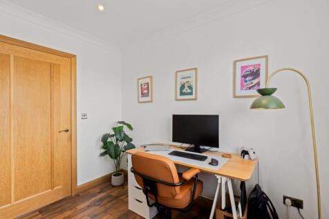 Bedroom/study