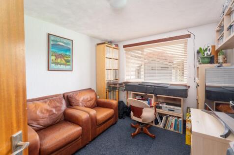 Bedroom / Study