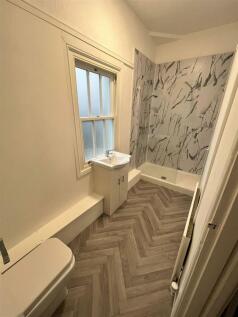 Flat 3 bathroom (3).jpeg