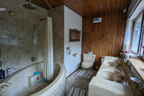 Shingles family bathroom.jpg