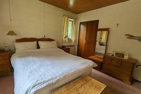 Shingles Bedroom 1.jpg