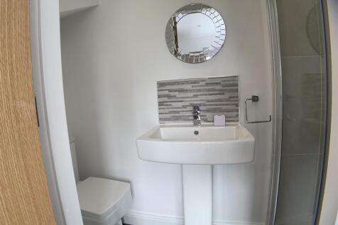 Room 6 ensuite.JPG