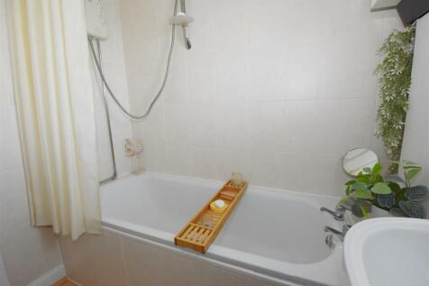 Bathroom 1.jpg