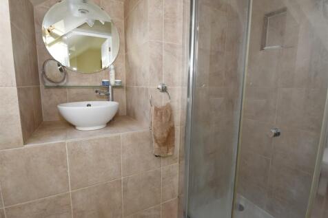 Ensuite shower room.jpg