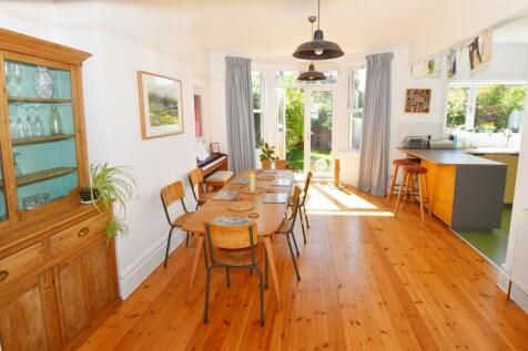 Dining area through to kitchen.jpg