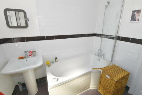 Family bathroom (2).jpg