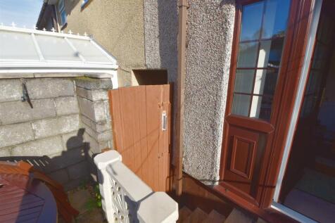 Access to alleyway to front.jpg