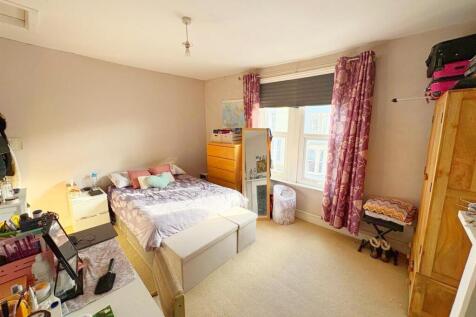 Bedroom One (2).jpg
