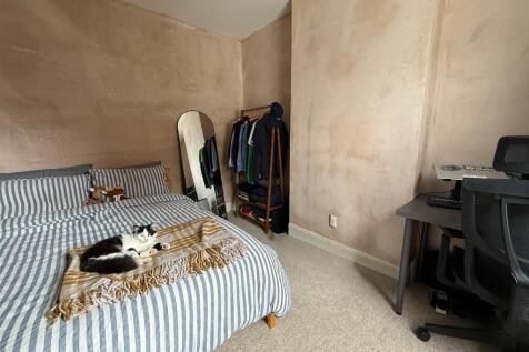 Bed 2.jpg