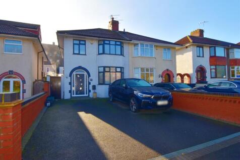 Front shot of property and driveway (1).jpg