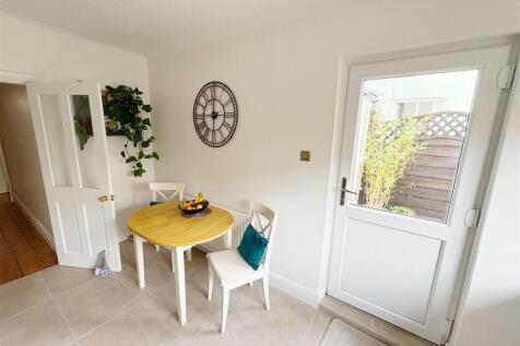 Dining area in kitchen.jpg