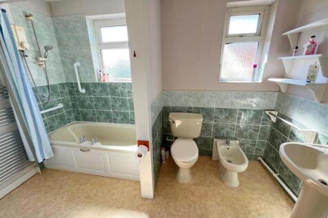 Bathroom (1).jpg