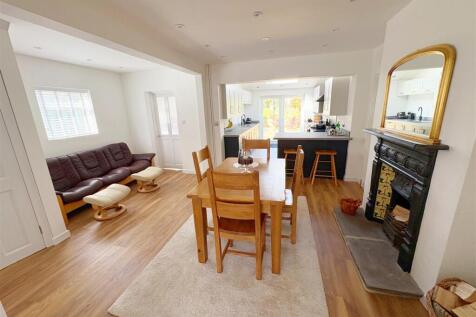 Dining area through to kitchen.jpg