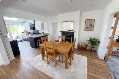Dining area through to kitchen (1).jpg