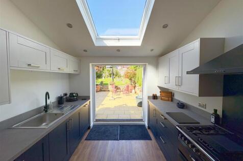 Kitchen through to garden.jpg