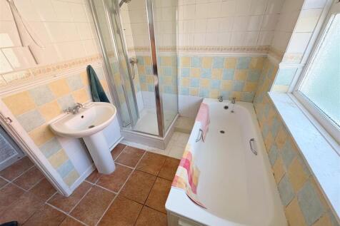 Bathroom (1).jpg
