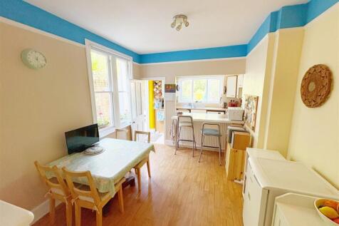 Dining area through to kitchen.jpg