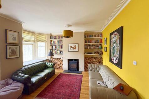 Sitting room_dining room.jpg