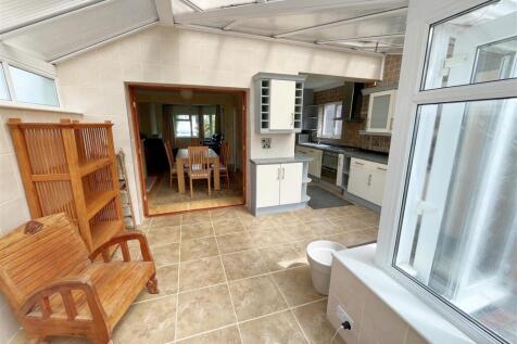 Conservatory through to kitchen.jpg