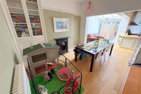 Dining area through to kitchen.jpg