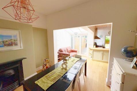 Dining area through to kitchen (1).jpg