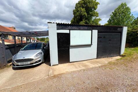 Double garage and parking space.jpg