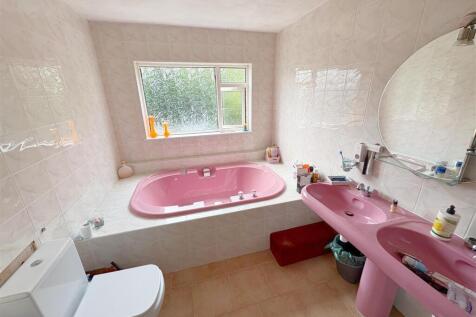 Family bathroom.jpg