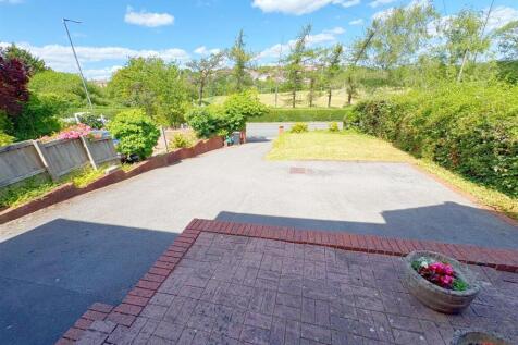 Driveway to front.jpg