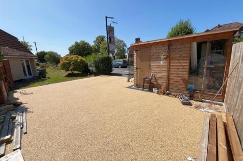Driveway to side (1).jpg
