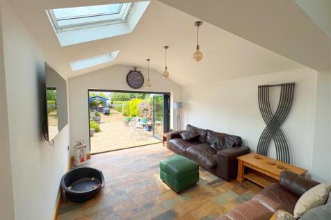 Lounge onto garden.jpg