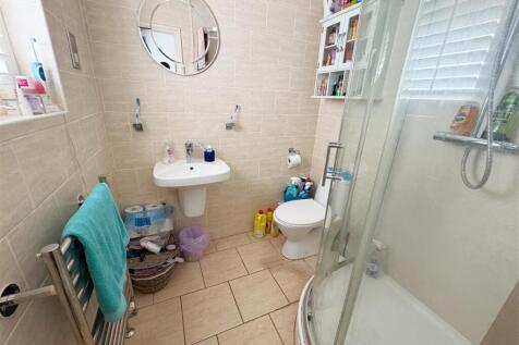 Ensuite shower room.jpg