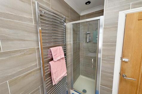 Bathroom (2).jpg