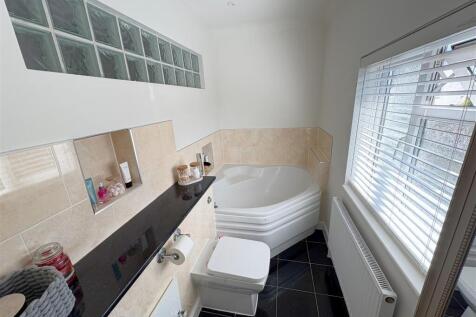 Ensuite to Bedroom One.jpg