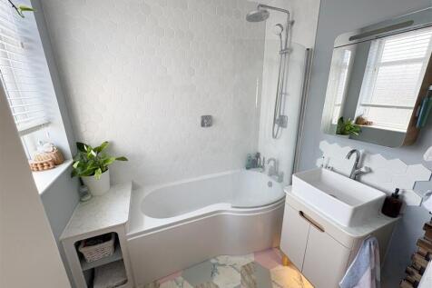 Bathroom (1).jpg