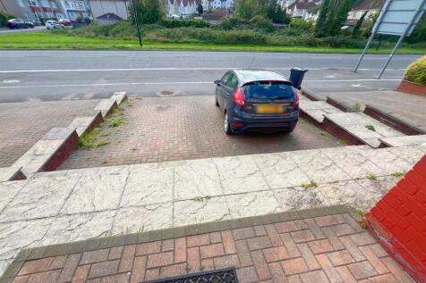 Driveway to front (1).jpg