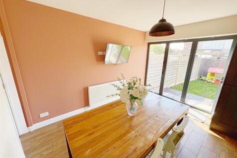 Dining area onto garden.jpg